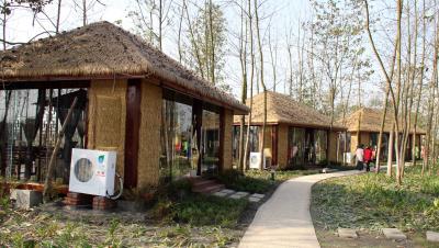 千鷺湖茅草木屋